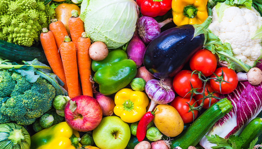 Värikäs valikoima vihanneksia ja hedelmiä