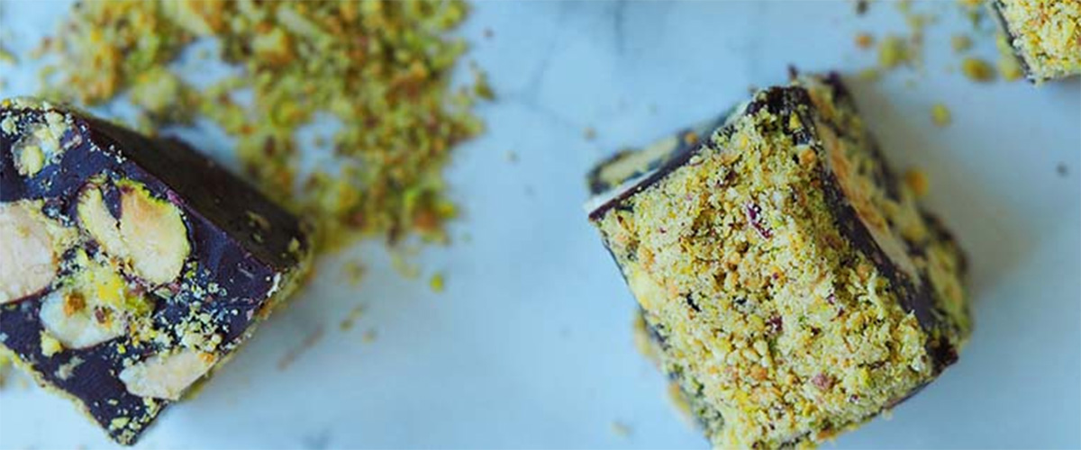 Suklaakaramellit manteleilla & pistaasipähkinöillä