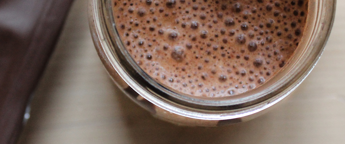 Lämmin proteiinikaakao kermavaahdolla